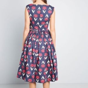 Fabulous Fit and Flare V-Neck Dress, sz 14